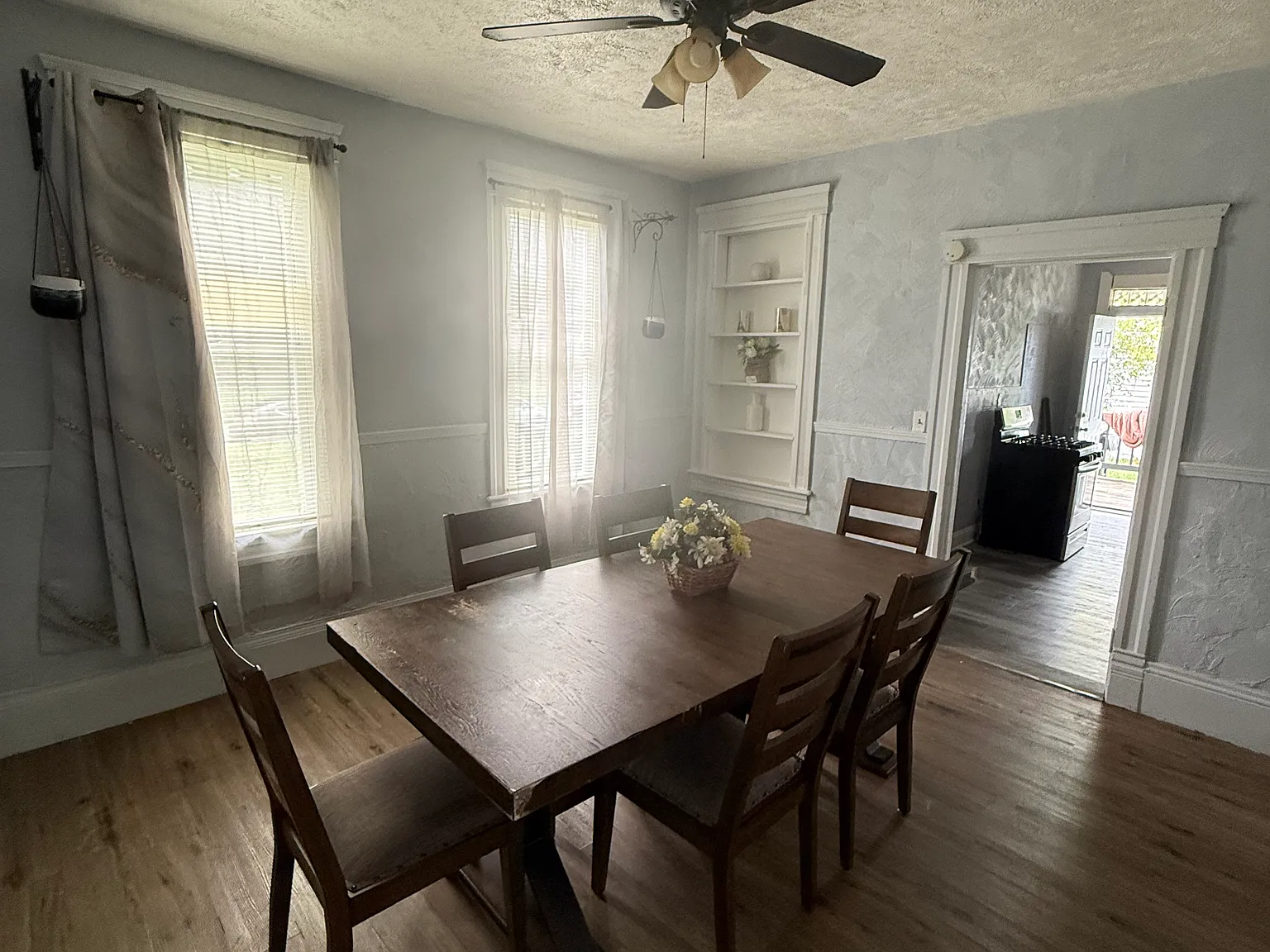 3 bed, 2437 sqft, $700 — Photo 2