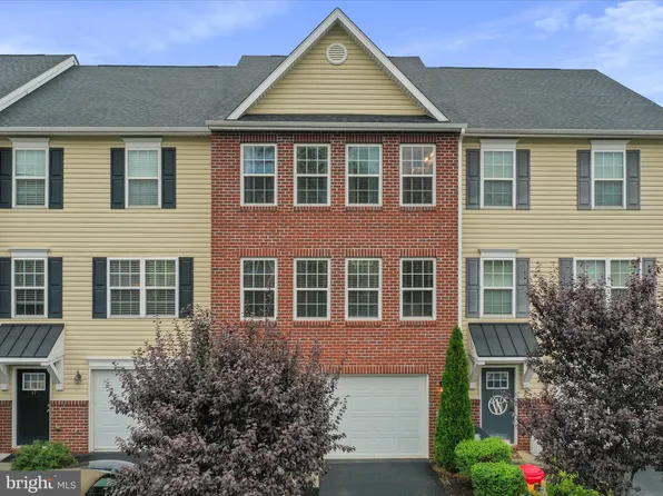 21 Savage Ct, Falling Waters, WV 25419