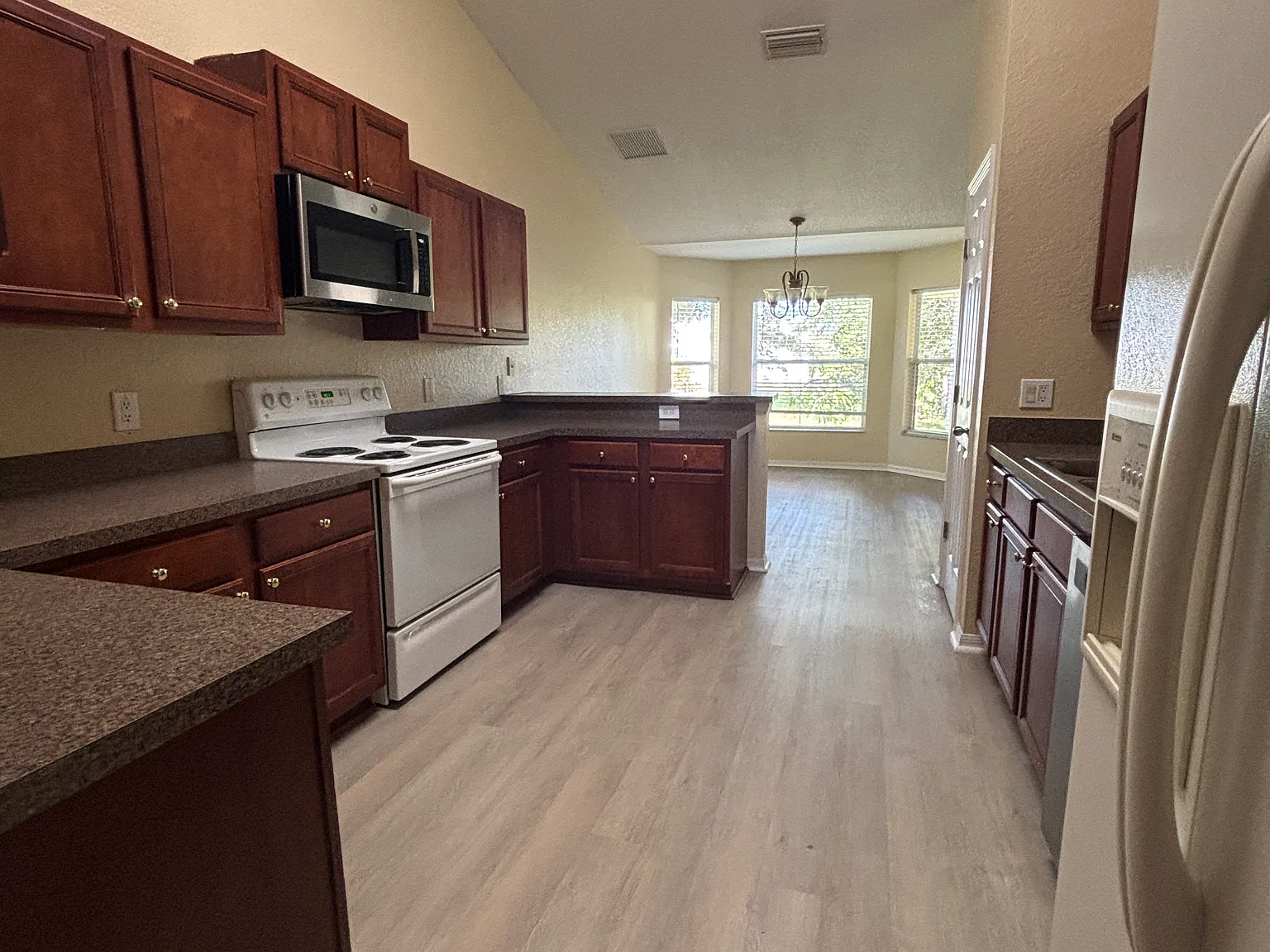 4 bed, 2.0 bath, 2366 sqft, $2,075 — Photo 3