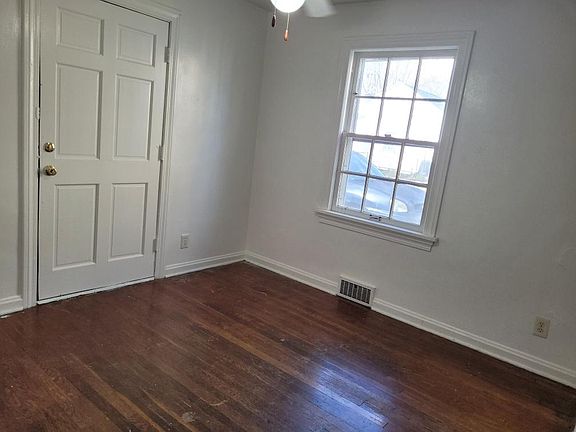 4th image of 319 Sandalwood Dr
