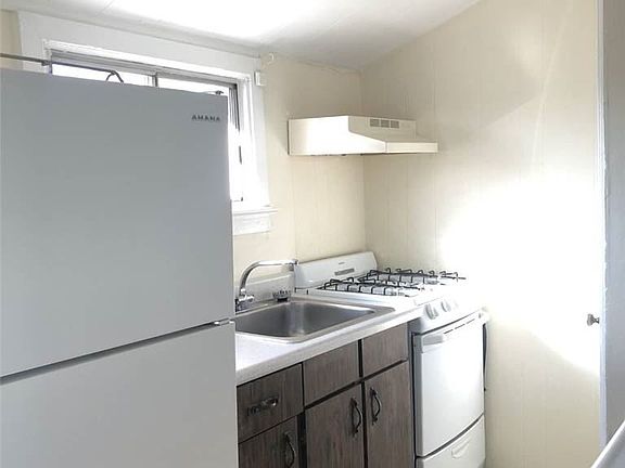 4th image of 16 Barberry Ln