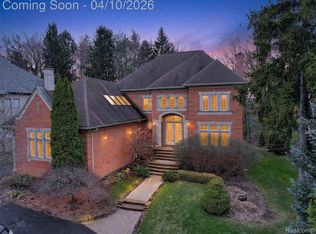 6620 Minnow Pond Dr, West Bloomfield, MI