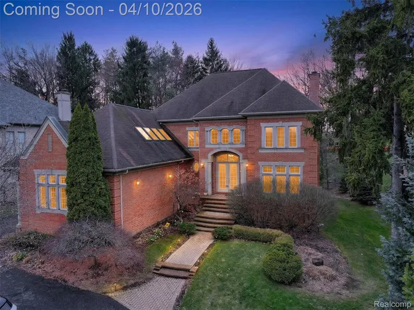 6620 Minnow Pond Dr, West Bloomfield, MI 48322