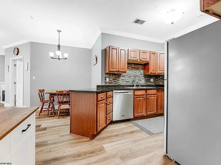 2511 Suncrest Vlg — Photo 7