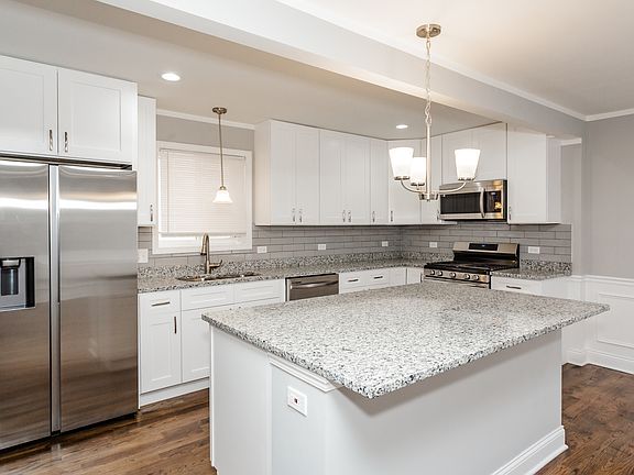 4th image of 9624 S King Dr