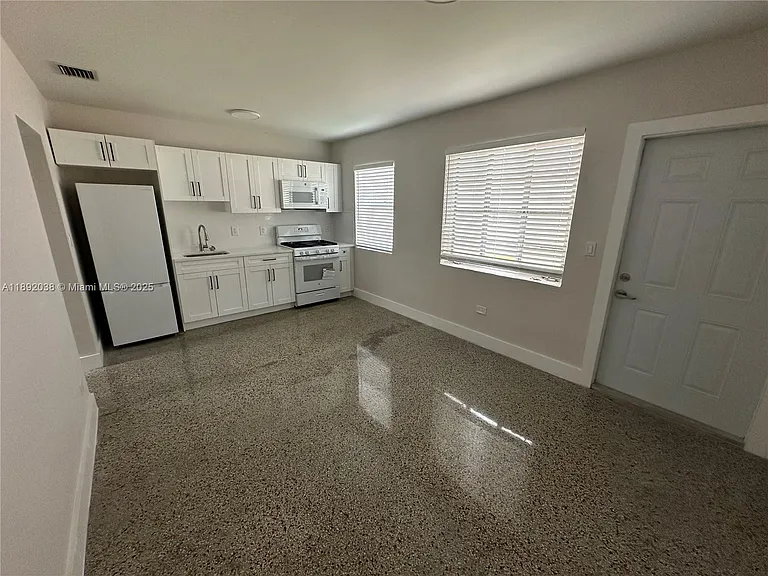 211 SW 18th Ave #2 — Photo 14