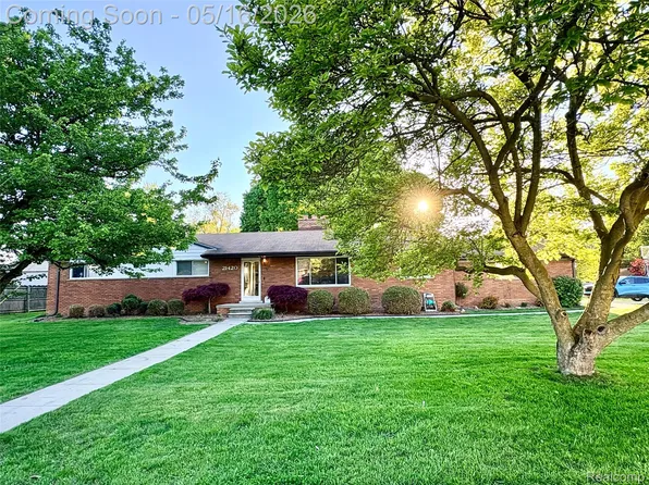 21420 Salisbury Ave, Grosse Ile, MI 48138