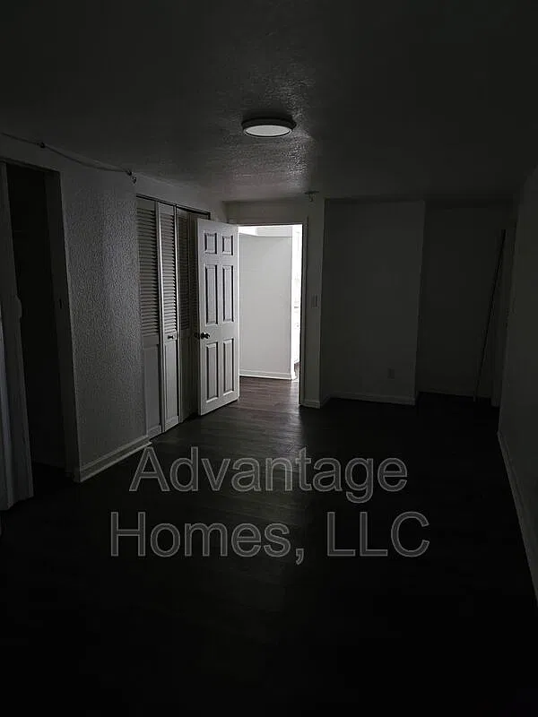 3 bed, 1.0 bath, 1000 sqft, $1,300 — Photo 4
