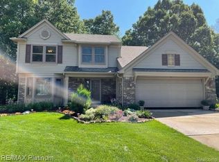 364 Mayfair Dr, Waterford, MI 48327