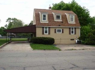 614 E Bradshaw St, Dixon, IL 61021
