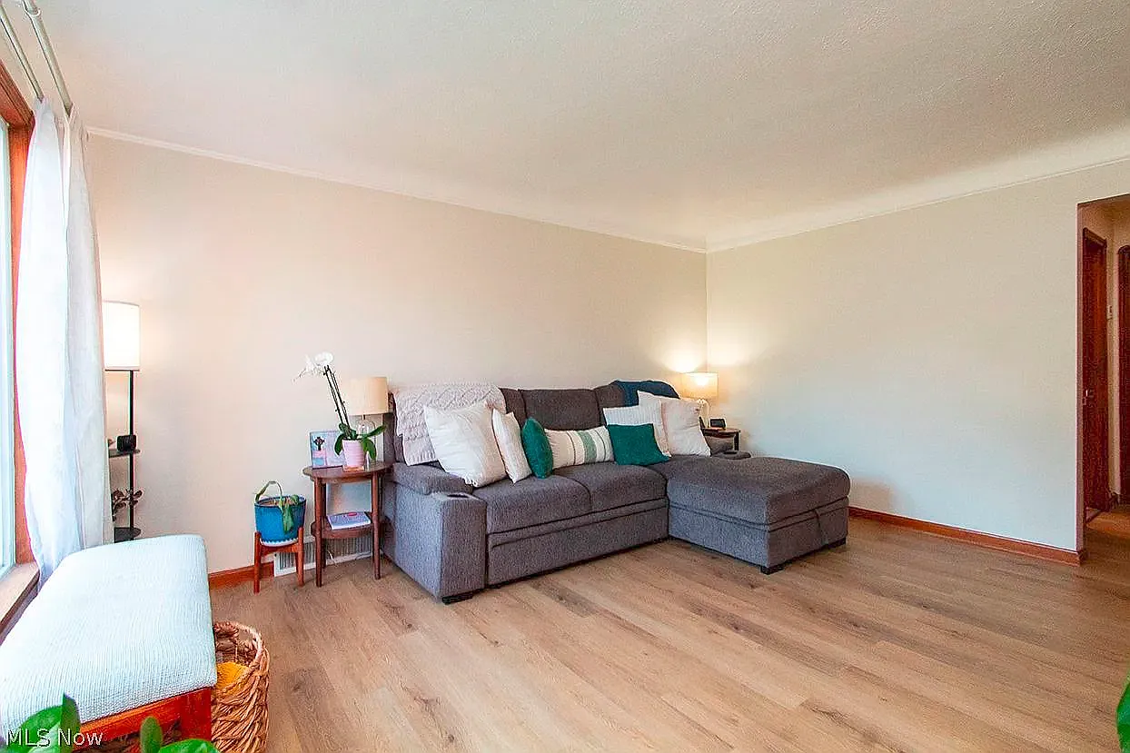 3 bed, 1362 sqft, $1,900 — Photo 2