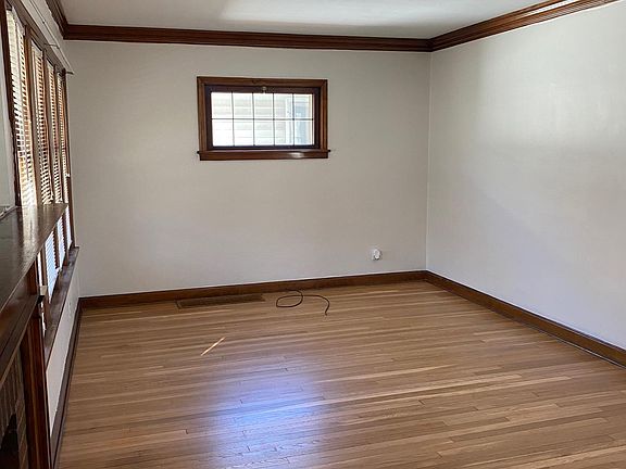 3rd image of 1563 Victoria Ave