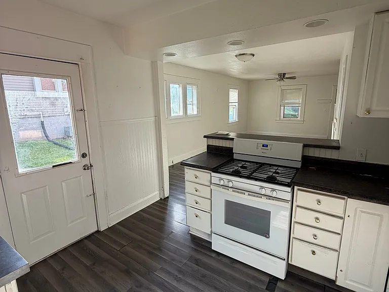 220 Franklin Ave — Photo 3