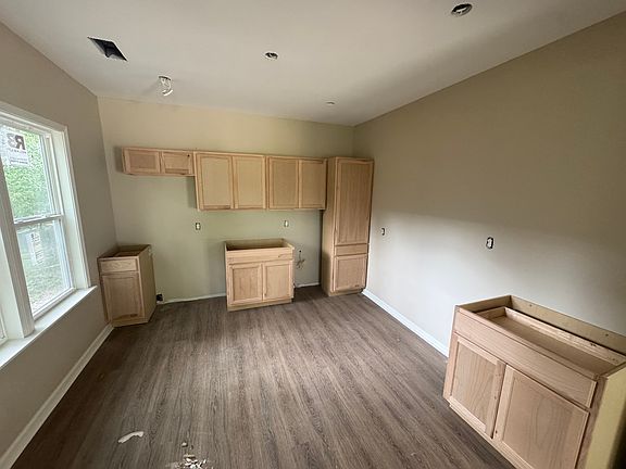 5th image of 468 N Church St