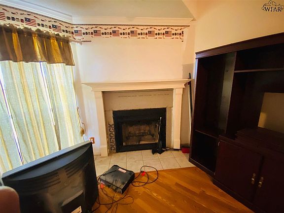 5th image of 702 W Magnolia Ave