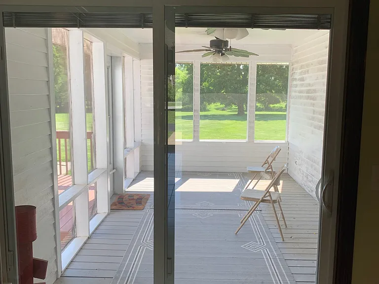 905 N Brookside Ln — Photo 2