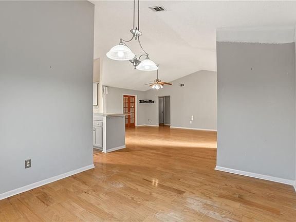 5th image of 1009 Kingsway Dr W