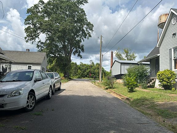 4th image of 305 Beta St