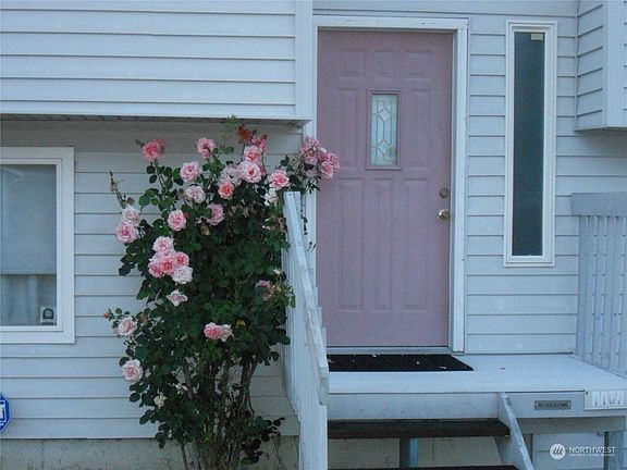 3rd image of 1107 Norpoint Way NE