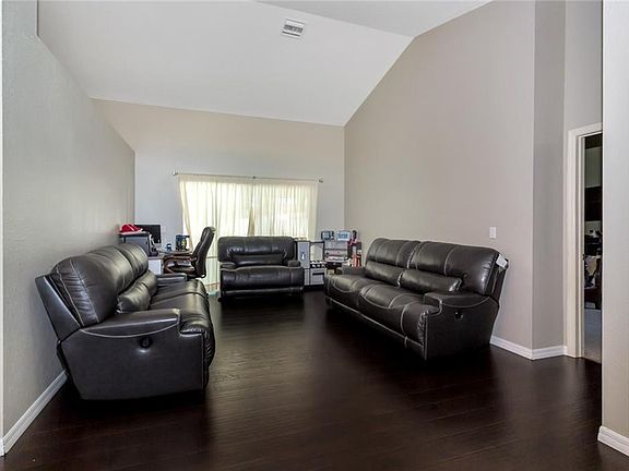 5th image of 704 Monaco Dr