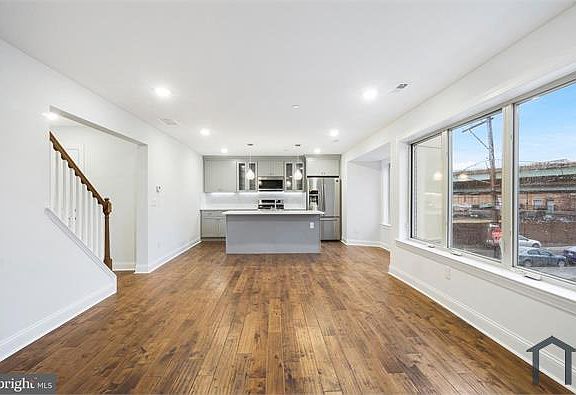 3rd image of 41 W Wildey St Unit 3