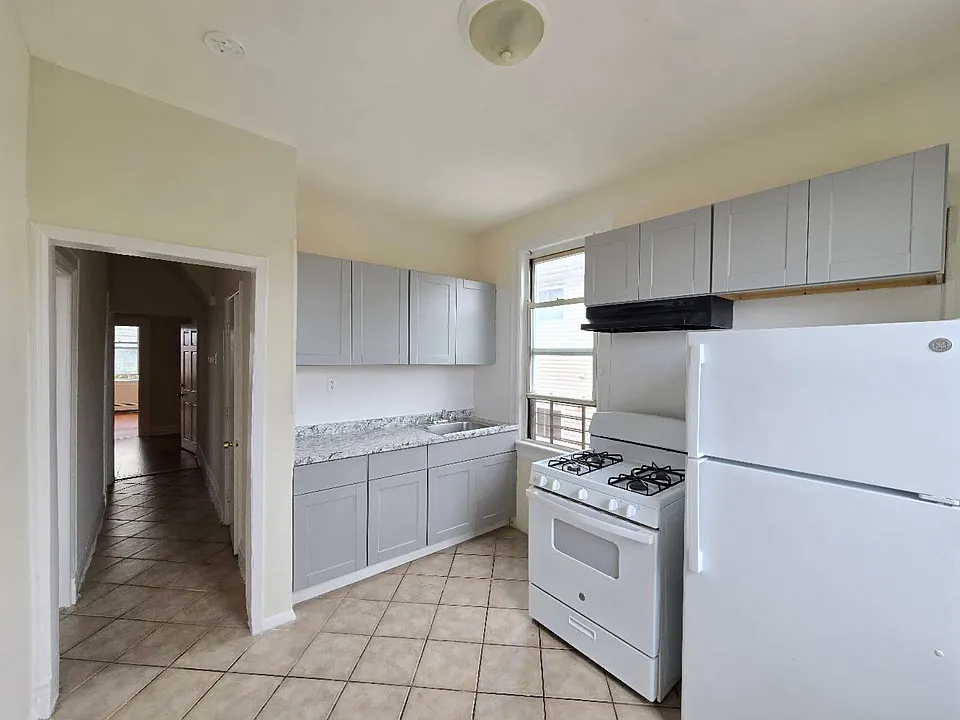 865 Van Duzer St #2