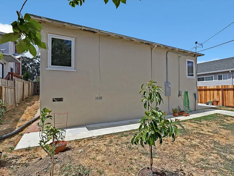 556 Anita Ln — Photo 9