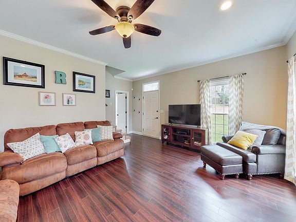 3rd image of 934 Medie Ave