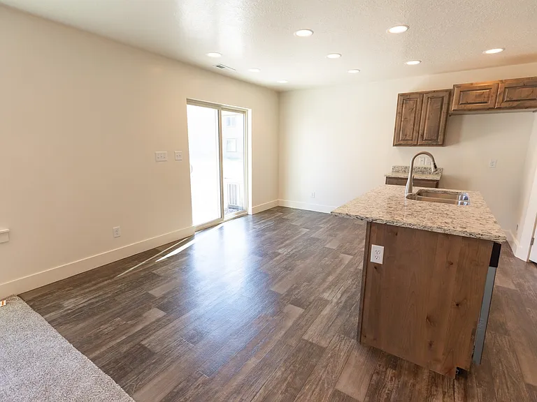 577 S 340 W — Photo 3