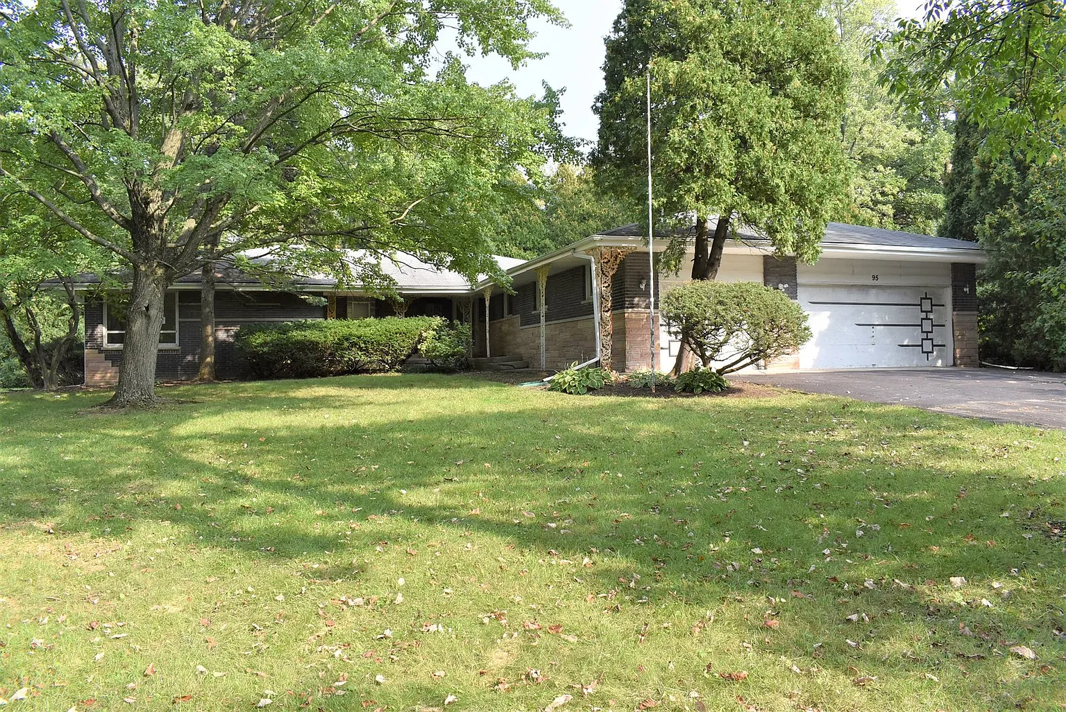 95 Oakwood Ln photo 1
