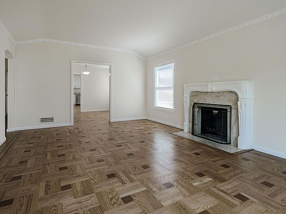 3rd image of 363 E Oakwood Blvd