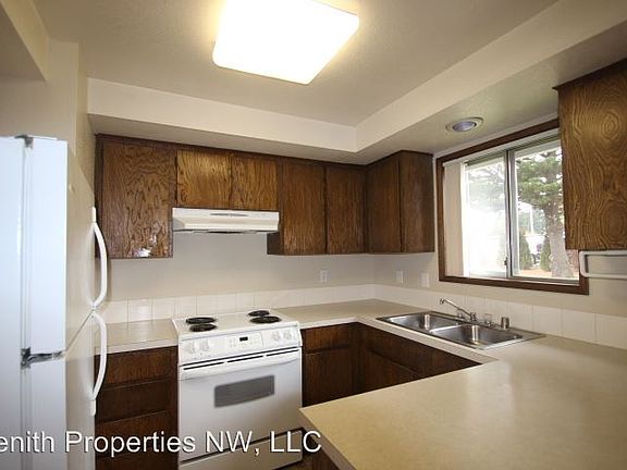 5th image of 802 NE 122nd Ave