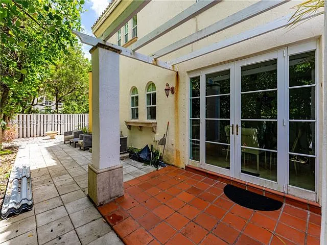 18460 NE 30th Ave — Photo 4