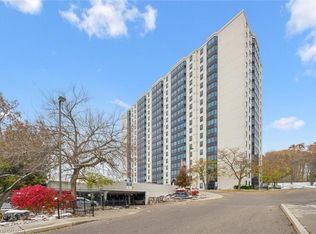 35 Green Valley Dr #1410, Kitchener, ON N2P 2A5