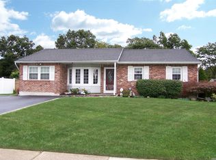 43 Debbie Lee Ln, Bohemia, NY 11716