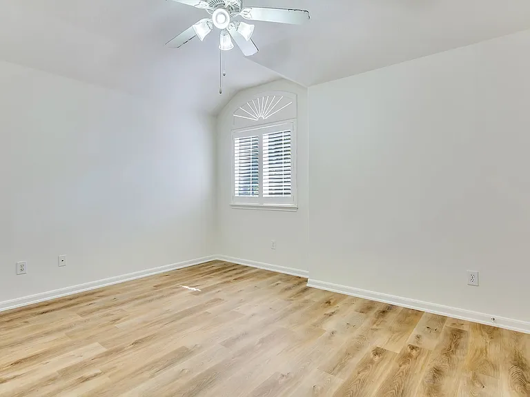 22 N Queenscliff Cir — Photo 35