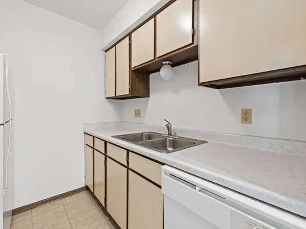 W63N14266 Washington Ave APT 96, Cedarburg, WI 53012