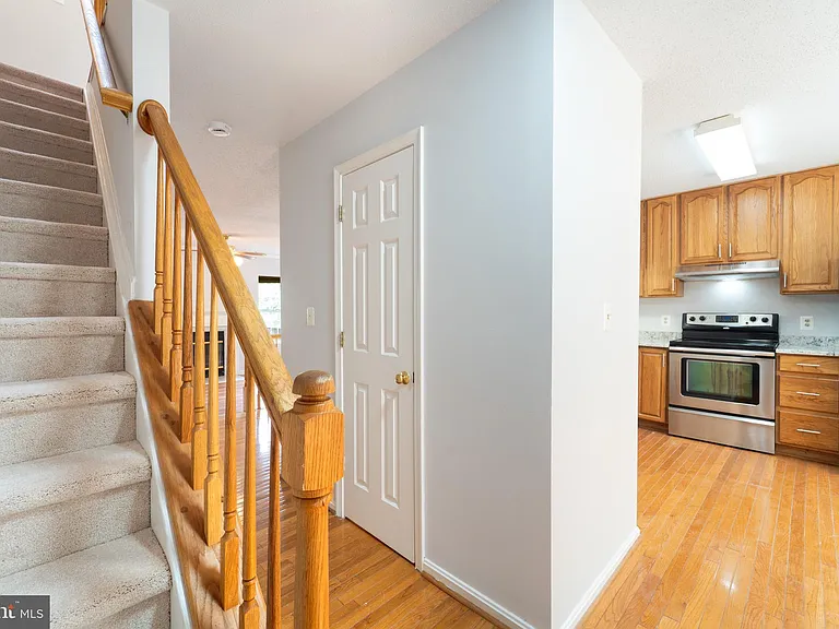 413 Lakeview Ct — Photo 4