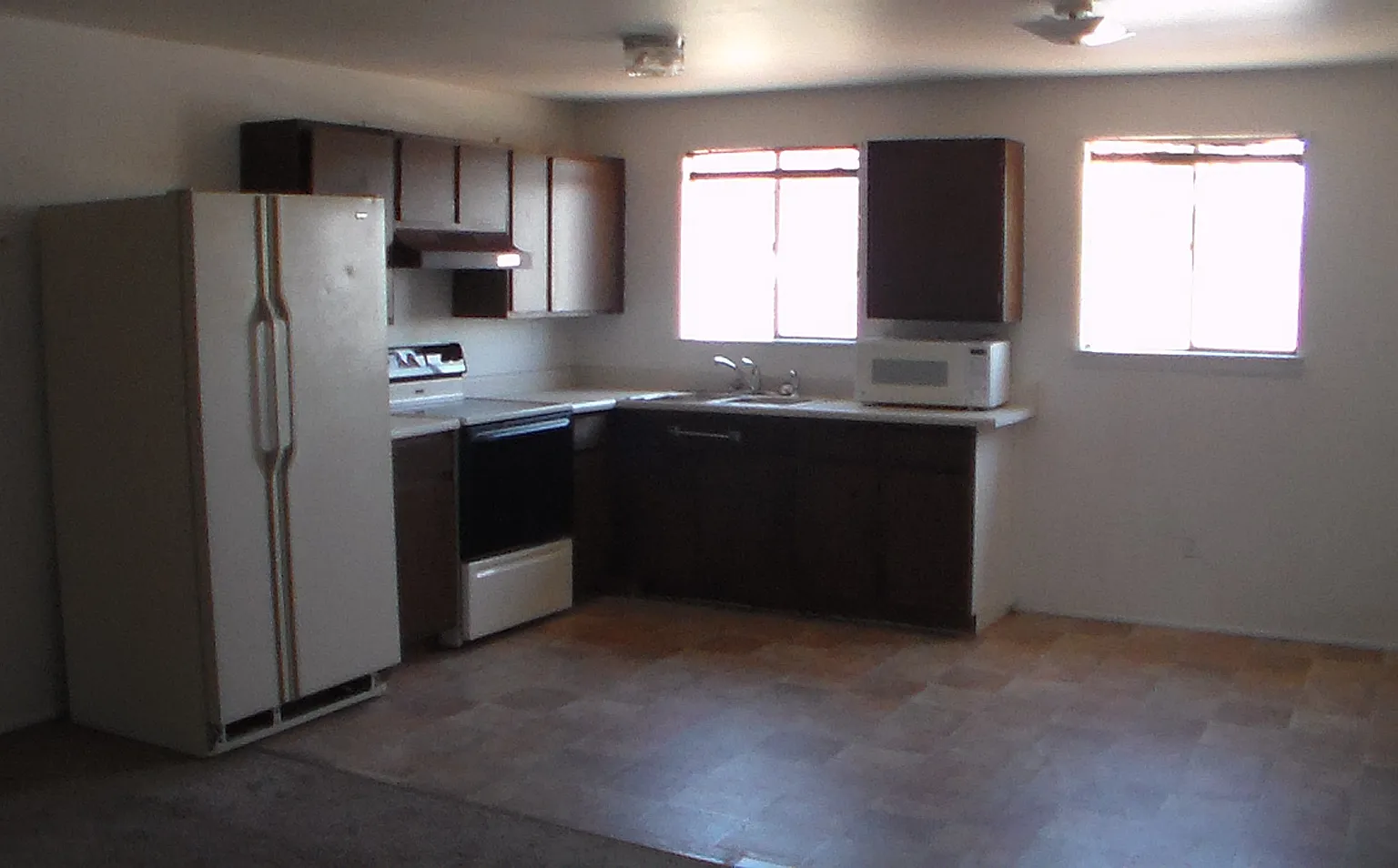 Large 1 Bedroom Apartment — Photo 1