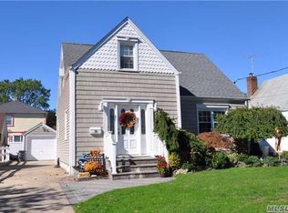 23 Grattan St, New Hyde Park, NY 11040