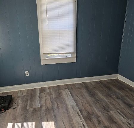 3rd image of 1009 Market St W