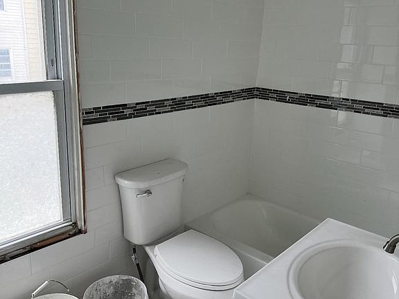 3rd image of 639 W Centre St
