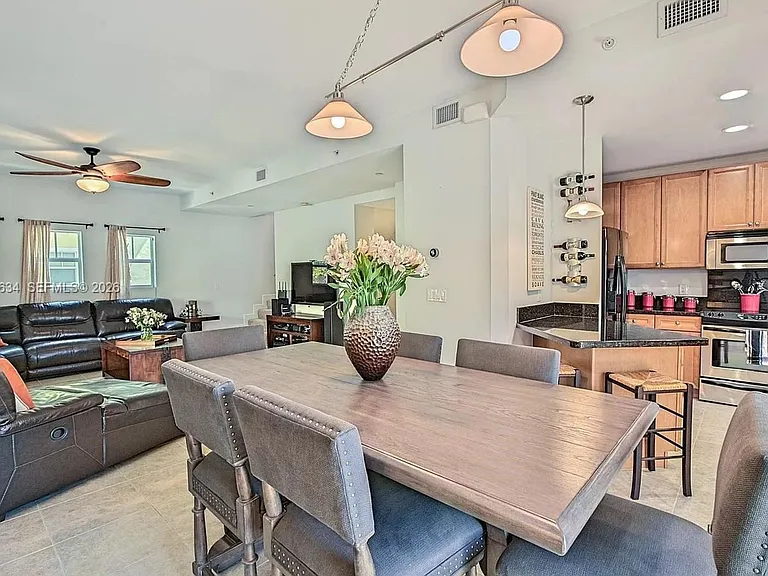 708 SE 15th St #5 — Photo 2