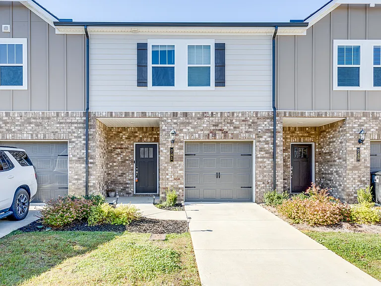 725 Prairie View Dr #1 — Photo 2