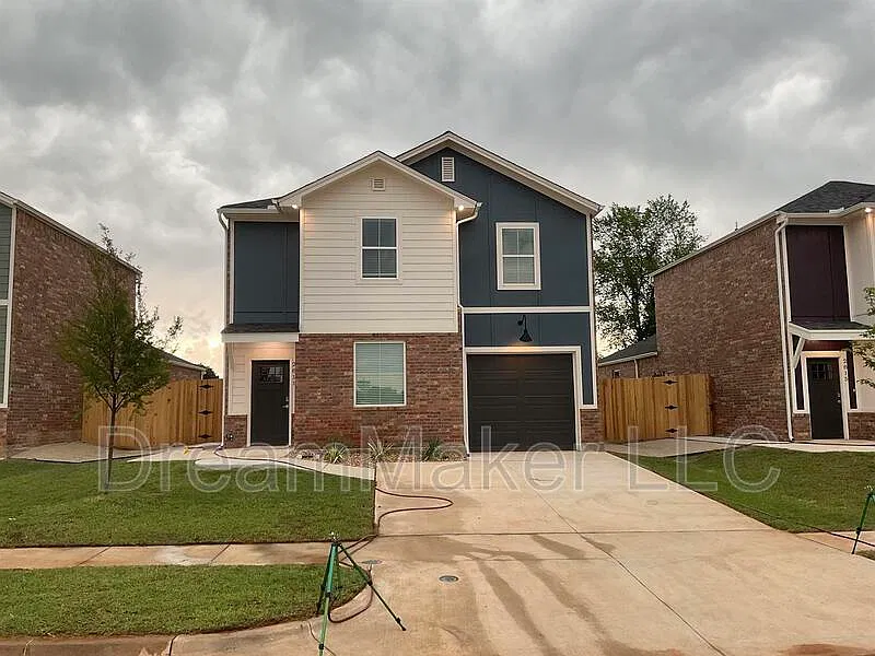 4 bed, 2.5 bath, 2201 sqft, $2,195 — Photo 1