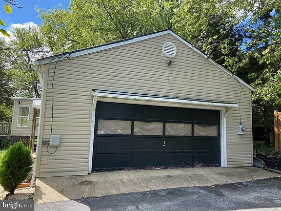 4th image of 1071 Putnam St