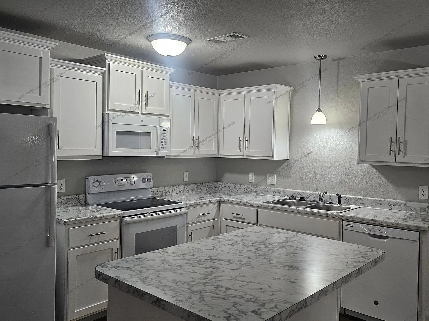 3 bed, 2.0 bath, 1400 sqft, $1,450 — Photo 3