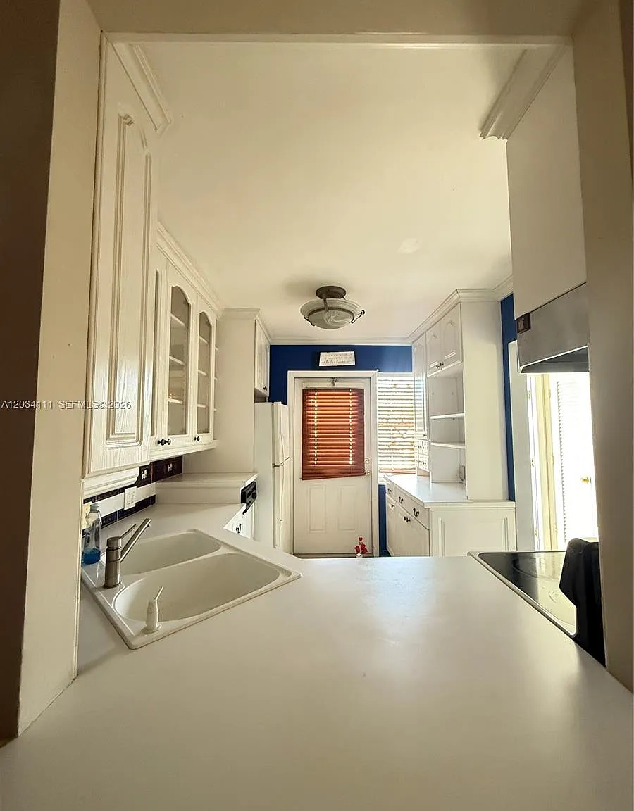 2200 Park Ln — Photo 4