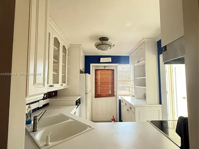 2200 Park Ln #105 — Photo 4