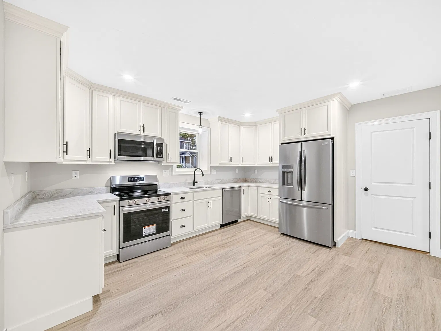 1 bed, 1.0 bath, 900 sqft, $2,200 — Photo 1